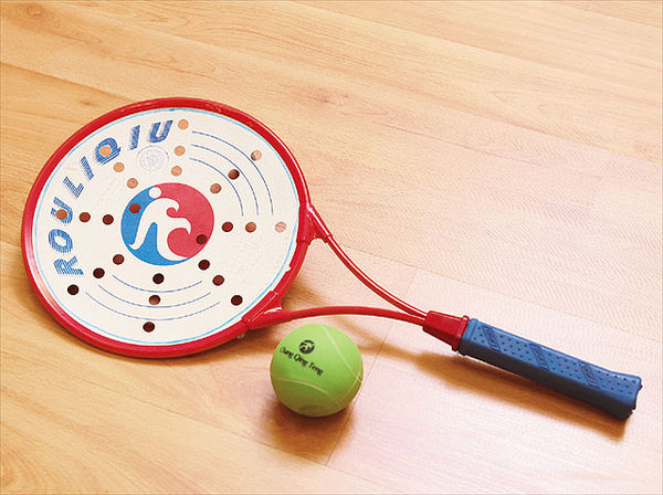 图 6. 很像皮面乒羽网球的“柔力球”的器具。拍面软趴趴的，球也软趴趴的